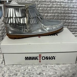 Brand New Still in Box Minnetonka Child’s Silver Moccasins Size 3